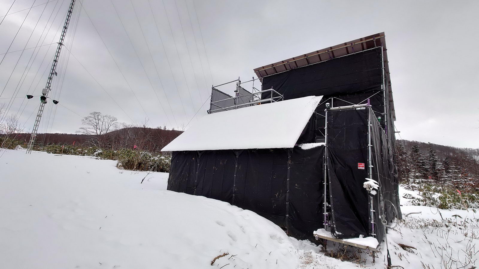 豪雪地帯のWINDCUBE・発電設備（架台高さ6m）
